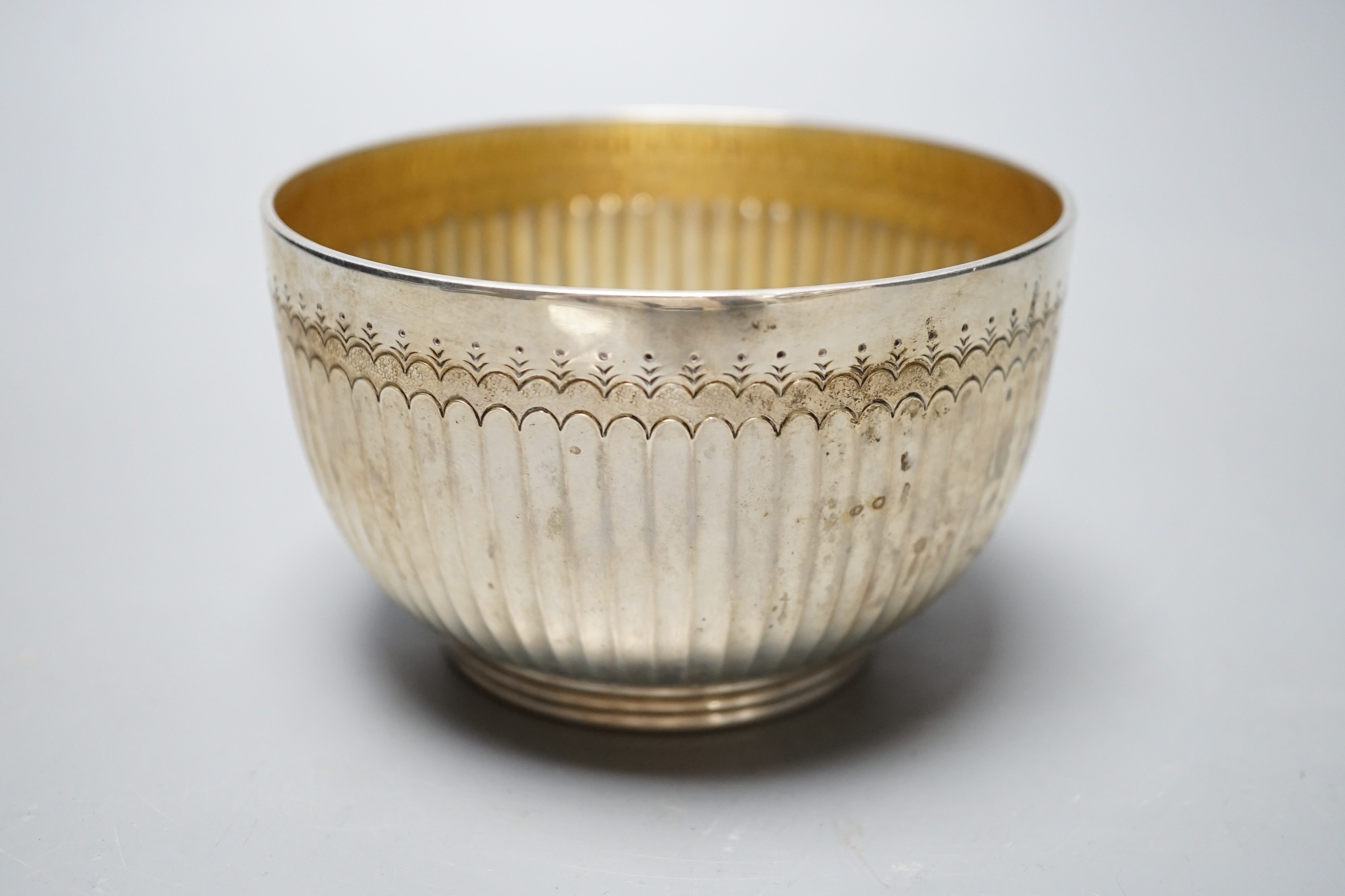 An Edwardian fluted silver sugar bowl, Thomas of New Bond Street, London, 1902, diameter 11.2cm, 8.9oz.